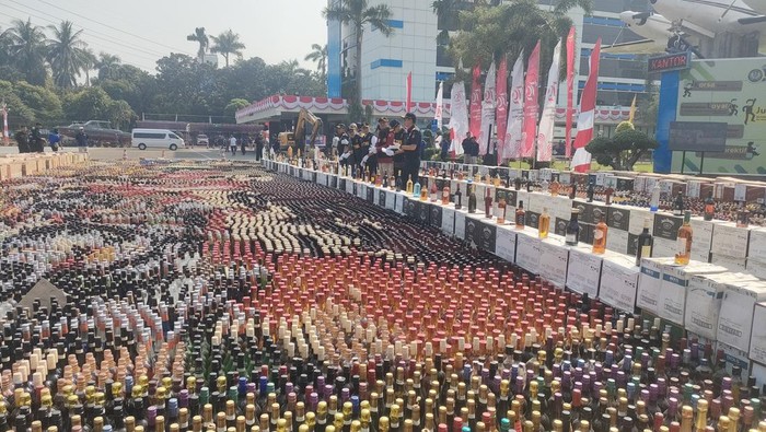 Bea Cukai musnahkan ribuan botol miras hingga jutaan batang rokok ilegal
