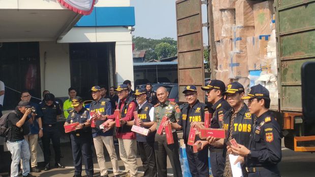 Bea Cukai musnahkan ribuan botol miras hingga jutaan batang rokok ilegal