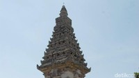 Candi ini berbentuk tinggi ramping seperti Candi Prambanan di Jawa Tengah dengan ukuran luas 14,24 x 9,55 meter dan tinggi 24,50 meter. Pintu candi menghadap ke timur menandakan candi ini bukan tempat pemujaan.
