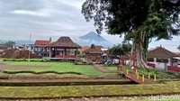 Untuk diketahui, kini pintu masuk ke area candi dialihkan ke sisi utara, bukan di depan atau sisi timur seperti sebelumnya. Masyarakat kini bisa menarkir kendaraan dengan tenang, bukan di tepi jalan.