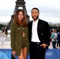 Pakaian ini mendapat kritik dari beberapa netizen di Instagram, yang mempertanyakan keputusan Chrissy yang dinilai mengenakan diaper ke upacara pembukaan Oliampiade 2024.  Foto: Getty Images