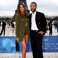 Untuk kesempatan tersebut, model Sports Illustrated ini memilih cardigan rajut lengan panjang berwarna hijau hijau zaitun, dipadukan dengan celana super pendek dari koleksi pakaian wanita Chloé musim gugur 2024. Foto: Getty Images