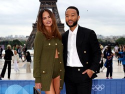 Foto Chrissy Teigen Disebut Pakai Popok Saat Hadir di Olimpiade Paris 2024