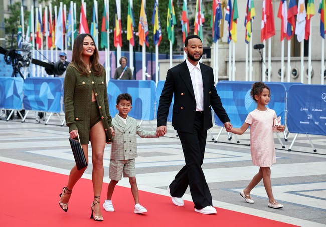 Chrissy Teigen berada di Paris untuk Olimpiade Musim Panas 2024, bersama suaminya John Legend dan dua anak tertua mereka, Luna Simone Stephens dan Miles Theodore Stephens. Foto: Getty Images