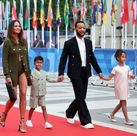 Chrissy Teigen berada di Paris untuk Olimpiade Musim Panas 2024, bersama suaminya John Legend dan dua anak tertua mereka, Luna Simone Stephens dan Miles Theodore Stephens. Foto: Getty Images