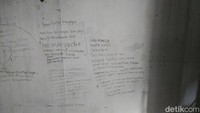 Tulisan lainnya yakni Aku minta rumah ini diwakafkan untuk mesjid Tanimulya. Kalau Mudjoyo Tjandra tidak menyerahkan untuk didirikan mesjid di tempat ini, berarti sudah menjadi penjahat karena merebut hak saya dan warga Tanimulya untuk warga RT 10. Pak RT tolong tagih rumah ini dan harus jadi mesjid atas kematian saya.