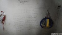 Guratan di tembok berupa curahan hati Indah dan Elia. Tulisan itu terdapat di bagian ruang tamu serta kamar tempat mereka meninggal hingga jadi kerangka.