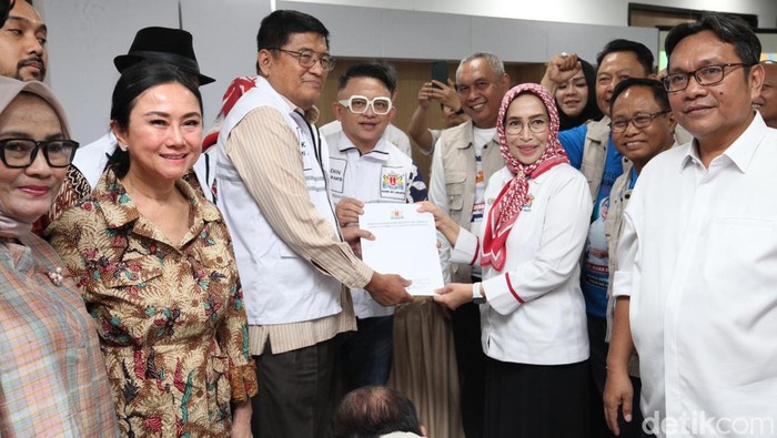 Ketua Kamar Dagang Indonesia (Kadin) DKI Jakarta, Diana Dewi menyerahkan berkas pendaftaran calon Ketua Umum Kadin DKI Jakarta di Jakarta, Selasa (31/7/2024).