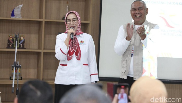 Diana Dewi Kembali Maju sebagai Ketua Kadin DKI Ketua Kamar Dagang Indonesia (Kadin) DKI Jakarta, Diana Dewi menyerahkan berkas pendaftaran calon Ketua Umum Kadin DKI Jakarta di Jakarta, Selasa (31/7/2024).