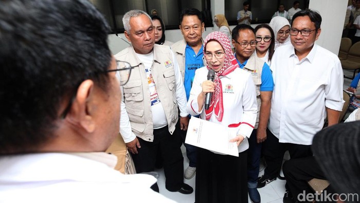 Ketua Kamar Dagang Indonesia (Kadin) DKI Jakarta, Diana Dewi menyerahkan berkas pendaftaran calon Ketua Umum Kadin DKI Jakarta di Jakarta, Selasa (31/7/2024).