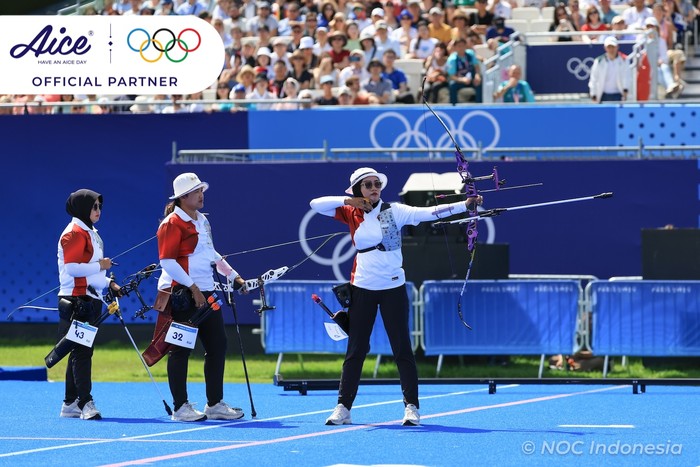 Diananda Choirunisa (depan) dan para atlet panah putri Indonesia di Olimpiade 2024.