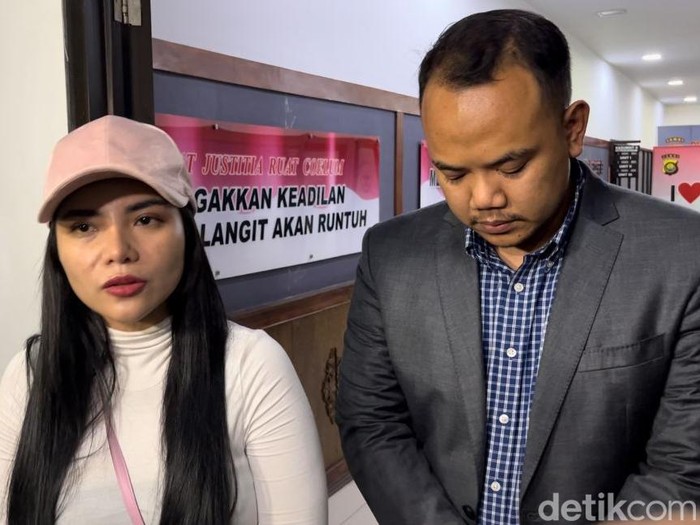Dinar Candy diperiksa terkait kasus penggelapan dan pemalsuan dokumen yang menjerat kekasihnya, Affandi Susilo alias Ko Apex. Ia mengaku ditanya terkait bisnis kapal tongkang yang dijalani Ko Apex.