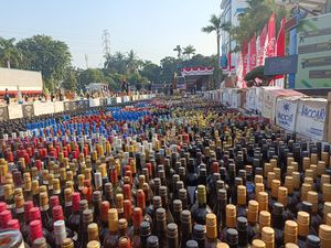 Ribuan Botol Miras dan Jutaan Rokok Dimusnahkan Bea Cukai Nilainya Rp 165 M!