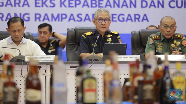 Direktur Jenderal Bea dan Cukai, Askolani saat acara Konferensi Pers Pemusnahan Barang Milik Negara Eks Kepabeanan dan Cukai dan Barang Rampasan Negara Kantor Pusat Bea Cukai Rawamangun, Jakarta Timur, Rabu (31/7/2024). (CNBC Indonesia/Muhammad Sabki)