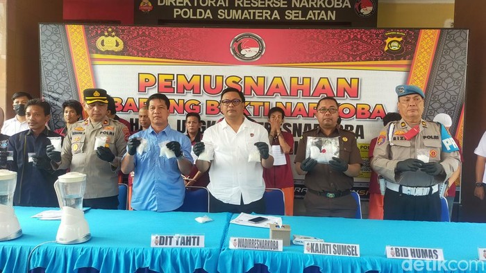 Diresnarkoba Polda Sumsel melakukan pemusnahan barang bukti jenis sabu