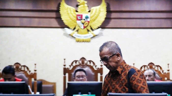 Mantan Direktur Utama PT Garuda Indonesia Emirsyah Satar divonis hukuman penjara di Pengadilan Tipiko, Jakarta, Rabu (31/7/2024). Hakim menyatakan Emirsyah terbukti bersalah melakukan korupsi terkait pengadaan Sub 100 seater pesawat CRJ-1000 dan ATR 72-600.
