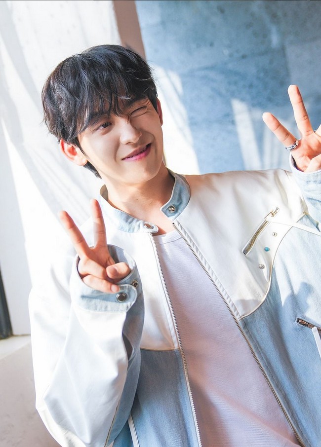 Gemilang di dunia pendidikan, namanya juga bersinar di bidang modeling. Wajahnya beberapa kali menghiasi iklan dan majalah gaya hidup. Foto: Instagram/@horang.wave