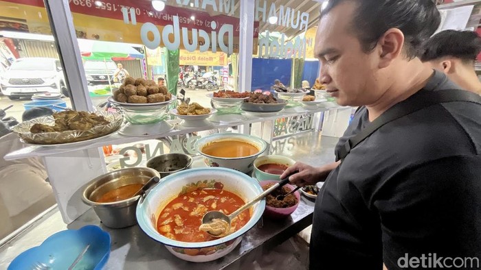 Foto para pedagang menyiapkan dagangannya di tengah harga bahan baku yang naik.