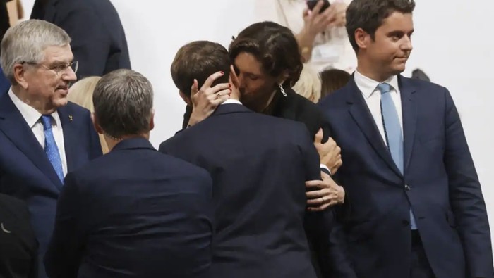 Foto Presiden Prancis Emmanuel Macron dan Menteri Olahraga Amelie Oudea-Castera