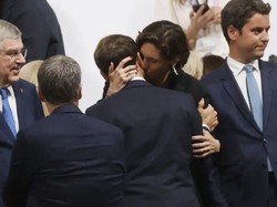 Ciuman Presiden Prancis & Menteri Olahraga Jadi Kontroversi, Terlalu Intim