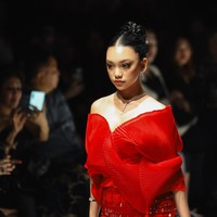 Meski sempat terlihat kaget, Naura tak mau kejadian tersebut merusak momennya. Pelantun Jalan Tengah itu lantas berusaha bangkit dan melenggang lagi di landasan peraga. (Foto: Dok. JF3)