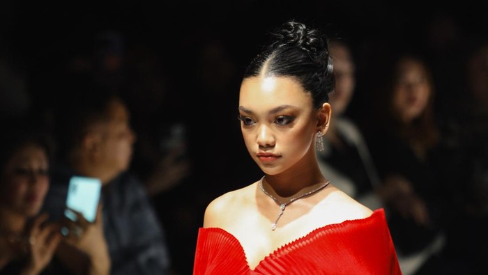 Gaya Naura Ayu di Fashion Show Ernesto Abram