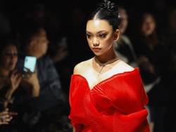 Foto: Gaya Naura Jadi Model Catwalk, Tetap Elegan Meski Sempat Terjatuh