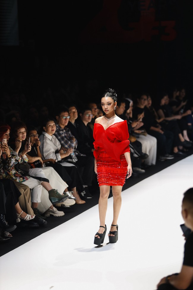 Melengkapi penampilannya, sepasang wedges hitam yang menopang kedua kaki anak sulung Nola dan Baldy Mulya Putra. Saat berjalan di catwalk, Naura tampak sangat berhati-hati sembari tetap memasang wajah dingin khas model. (Foto: Dok. JF3)