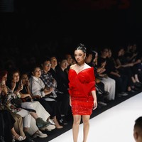 Melengkapi penampilannya, sepasang wedges hitam yang menopang kedua kaki anak sulung Nola dan Baldy Mulya Putra. Saat berjalan di catwalk, Naura tampak sangat berhati-hati sembari tetap memasang wajah dingin khas model. (Foto: Dok. JF3)