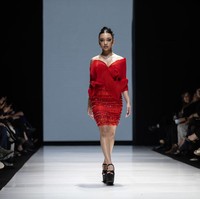 Peragaan koleksi busana ternyar Ernesto Abram di JF3 Fashion Festival 2024 baru-baru ini menampilkan Naura Ayu sebagai salah satu modelnya.  Perempuan 19 tahun itu dalam balutan cocktail dress merah yang memeluk tubuh. (Foto: Robertus Pudyanto/Getty Images)