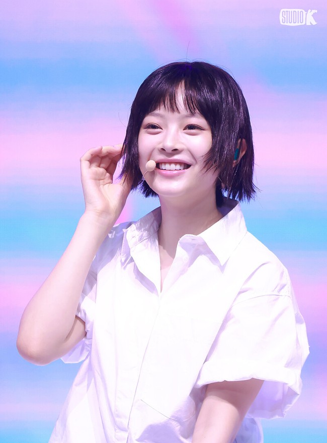 Meskipun bukan rambut aslinya dan hanya memakai wig, Hanni NewJeans sukses melahirkan sensasi baru di Korea Selatan, Jepang, hingga Indonesia. Potongan rambut itu seolah telah melekat pada dirinya dan menonjolkan paras imut. Foto: Instagram