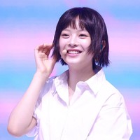 Meskipun bukan rambut aslinya dan hanya memakai wig, Hanni NewJeans sukses melahirkan sensasi baru di Korea Selatan, Jepang, hingga Indonesia. Potongan rambut itu seolah telah melekat pada dirinya dan menonjolkan paras imut. Foto: Instagram