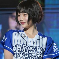 Irwan Foke, hairstylist ternama sekaligus founder Irwan Team Hair Design menyebut potongan rambut Hanni NewJeans membuat penampilan terlihat lebih fleksibel dan cute. Potongan Hanni Bob sangat cocok dengan teknik pewarnaan rambut balayage. Foto: Instagram