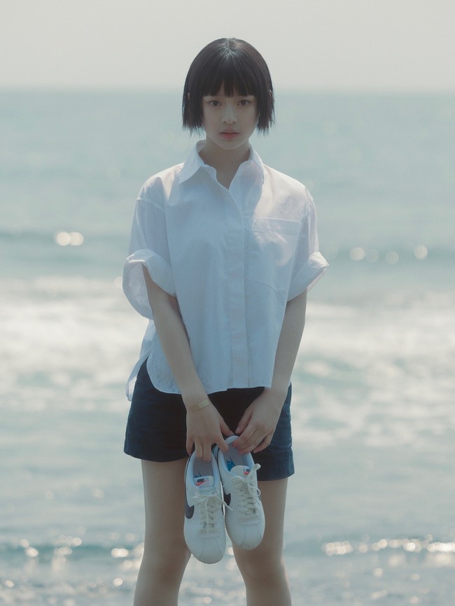 Hanni NewJeans pertama kali terlihat dengan potongan rambut bob dalam video klip ‘Bubble Gum’ yang dirilis April kemarin. Sejumlah penggemar terkesima dengan transformasi Hanni NewJeans, yang semula punya rambut panjang tiba-tiba pendek. Foto: Instagram