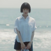 Hanni NewJeans pertama kali terlihat dengan potongan rambut bob dalam video klip ‘Bubble Gum’ yang dirilis April kemarin. Sejumlah penggemar terkesima dengan transformasi Hanni NewJeans, yang semula punya rambut panjang tiba-tiba pendek. Foto: Instagram