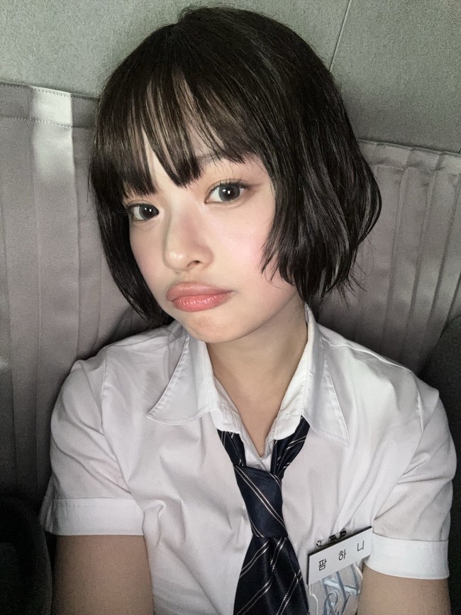 ‘Hanni Bob’ membuat kesan ukuran wajah terlihat lebih kecil. Potongan acak-acakan di dekat area telinga seolah membingkai wajah. Saat tampil di acara YouTube yang dipandu Park Myung Soo, Hanni menceritakan bahwa penata rambutnya menggunting sejumlah helai rambut setelah memakaikan wig. Foto: Instagram