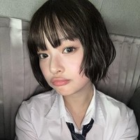 ‘Hanni Bob’ membuat kesan ukuran wajah terlihat lebih kecil. Potongan acak-acakan di dekat area telinga seolah membingkai wajah. Saat tampil di acara YouTube yang dipandu Park Myung Soo, Hanni menceritakan bahwa penata rambutnya menggunting sejumlah helai rambut setelah memakaikan wig. Foto: Instagram