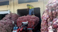Para pedagang memprediksi murahnya harga bawang merah saat ini tidak akan berlangsung lama. Diperkirakan, di Bulan September, harganya sudah berangsur normal kembali.
