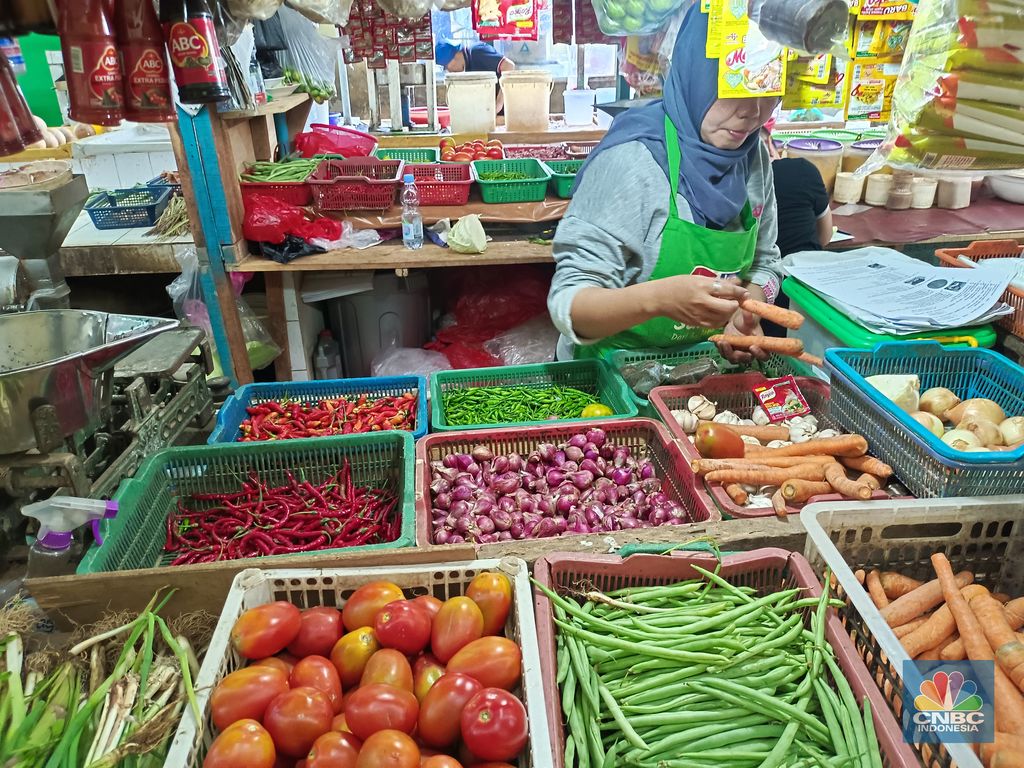 Harga cabai di Pasar Gondangdia, Jakarta Pusat tembus ke Rp90.000 per kg, Rabu (31/7/2024). (CNBC Indonesia/Martyasari Rizky)