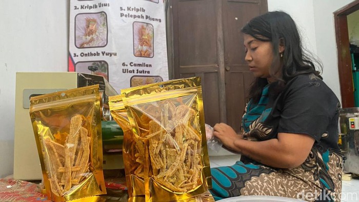 Ika Wulandari dan camilan yang berbahan dasar gedebok pisang