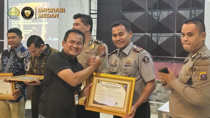 Imigrasi Medan saat raih penghargaan dari KPPN. (Foto: dok Imigrasi Medan)