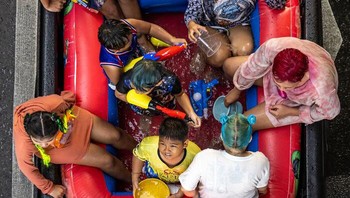 Songkran karya Thamarong Wanarithikul Foto: International Photography Awards