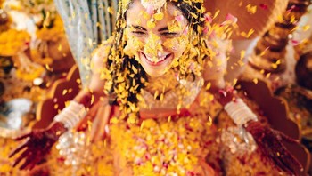 Pengantin wanita mendapat bunga shower! karya Shivali Chopra. Foto: International Photography Awards