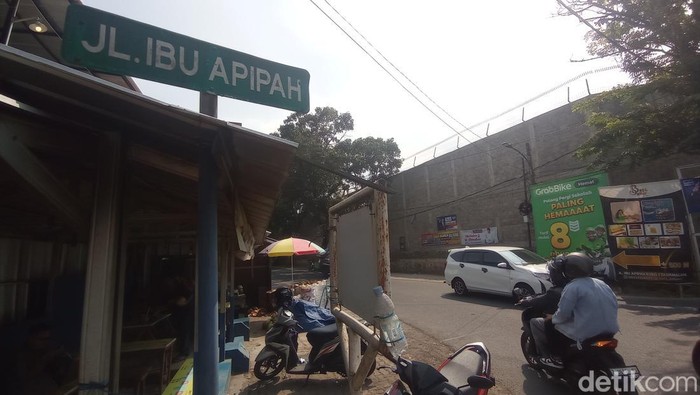 Jalan Ibu Apipah di Tasikmalaya.