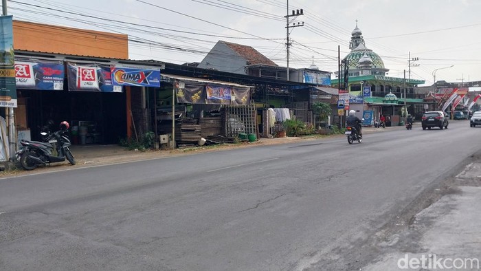 Jalan raya lokasi ditemukannya kotoran manusia di Malang