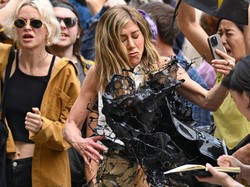 Foto: Jennifer Aniston Kena Siram Oli di Jalan, Tas Mewah Juga Jadi Korban