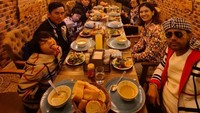 Walaupun sibuk sebagai penyanyi yang padat jadwal, ternyata bagi Judika keluarga tetap nomor satu. Duma Riris dan anak-anaknya diajak terbang ke Turki untuk makan di dalam goa. Foto: Instagram/duma_riris