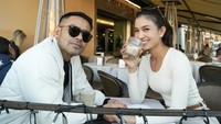 Saking mesranya Duma Riris dan Judika sesekali juga menggunakan pakaian senada. Pakaian bertema putih untuk minum kopi menggambarkan keduanya yang saling mencintai. Foto: Instagram/duma_riris