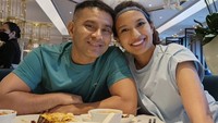 Sebelum bertanding tenis, Judika dan Duma Riris menyempatkan diri makan bersama. Makanan yang enak menjadi asupan tenaga bagi keduanya. Foto: Instagram/duma_riris