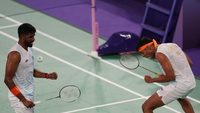 Paris 2024 Olympics - Badminton - Men's Doubles Group play stage - Porte de La Chapelle Arena, Paris, France - July 30, 2024.
Chirag Shetty of India and Satwiksairaj Rankireddy of India celebrate after winning the Group C match against Fajar Alfian of Indonesia and Muhammad Rian Ardianto of Indonesia. REUTERS/Hamad I Mohammed